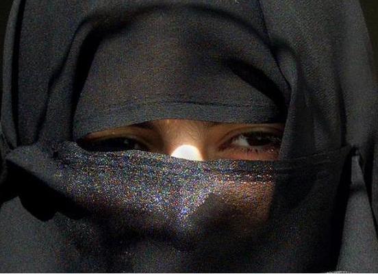 Wanita Saudi Dipantau Suami dengan Pelacak Elektronik